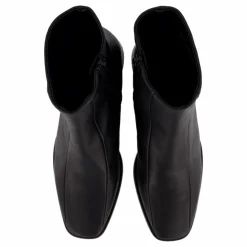 Pega Black